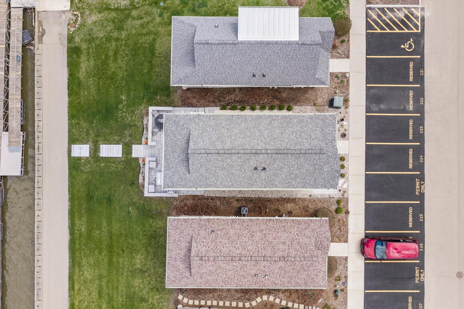 224 Leeward Way Ottawa, IL 61350 - Photo 52 of 58 an aerial view of a house with a yard
