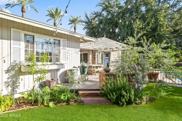 a view of a house with backyard and sitting area
