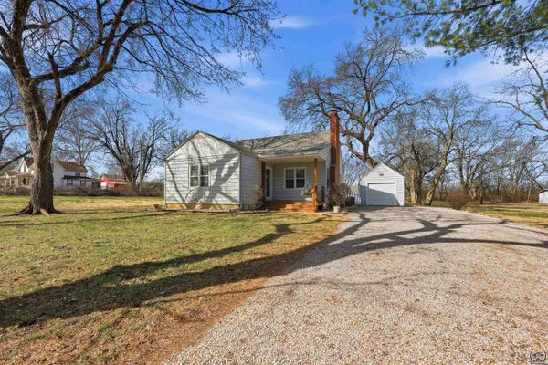 $225,000 | 811 Southeast Tecumseh Road, Tecumseh, KS 66542