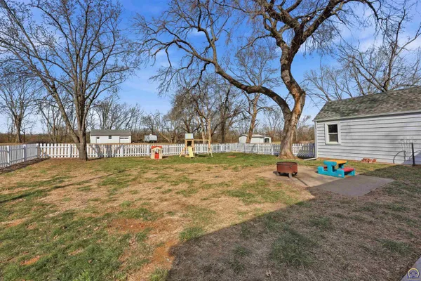 $225,000 | 811 Southeast Tecumseh Road, Tecumseh, KS 66542