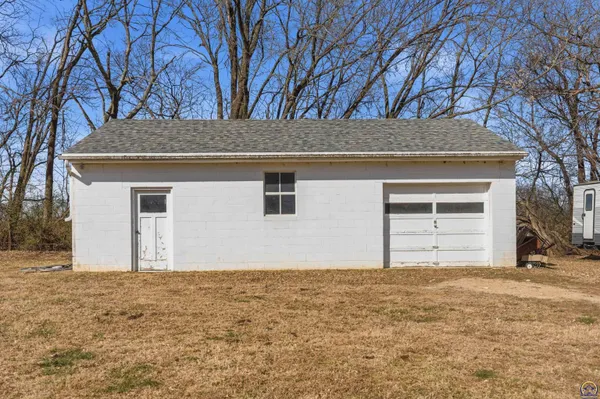 $225,000 | 811 Southeast Tecumseh Road, Tecumseh, KS 66542