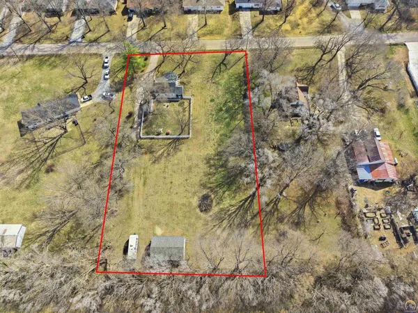 $225,000 | 811 Southeast Tecumseh Road, Tecumseh, KS 66542