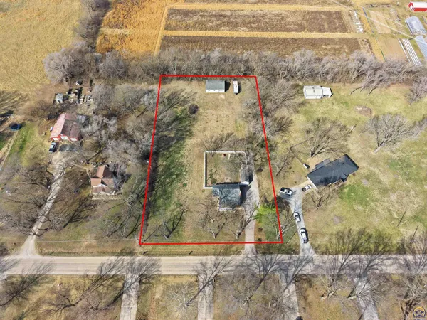 $225,000 | 811 Southeast Tecumseh Road, Tecumseh, KS 66542