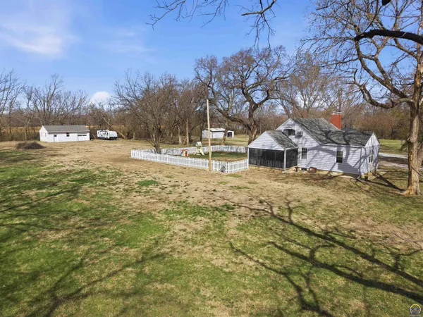 $225,000 | 811 Southeast Tecumseh Road, Tecumseh, KS 66542
