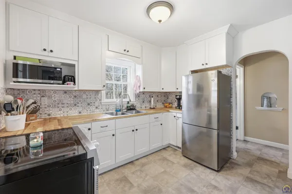 $225,000 | 811 Southeast Tecumseh Road, Tecumseh, KS 66542