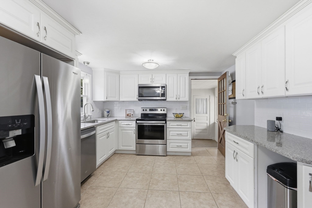271 Wildermere Street Chicopee, MA 01020 - Photo 9 of 41