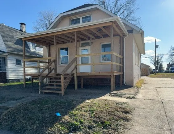 a view of a backyard