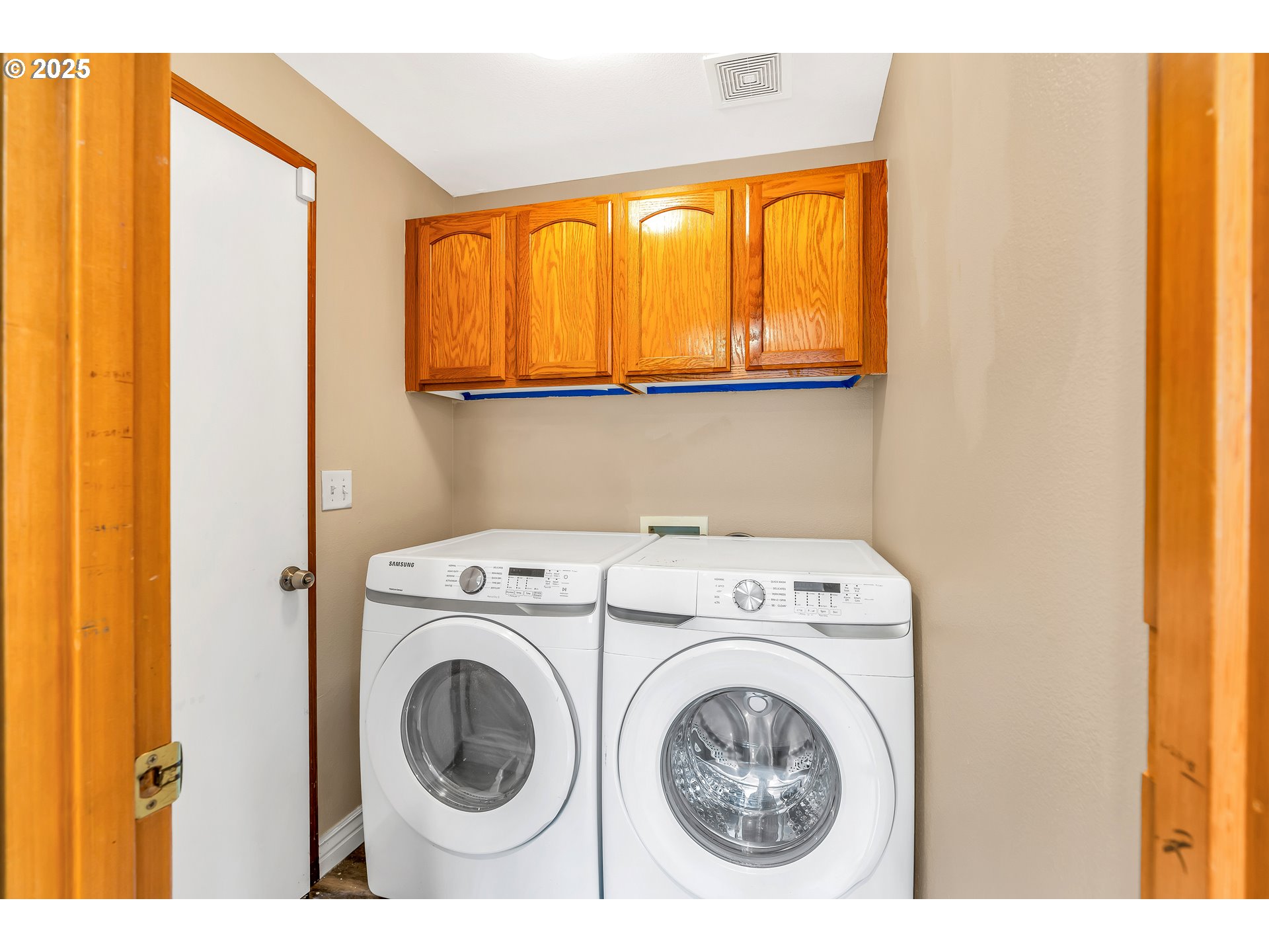 8 Elm Street Ridgefield, WA 98642 - Photo 16 of 33 a utility room with dryer and washer