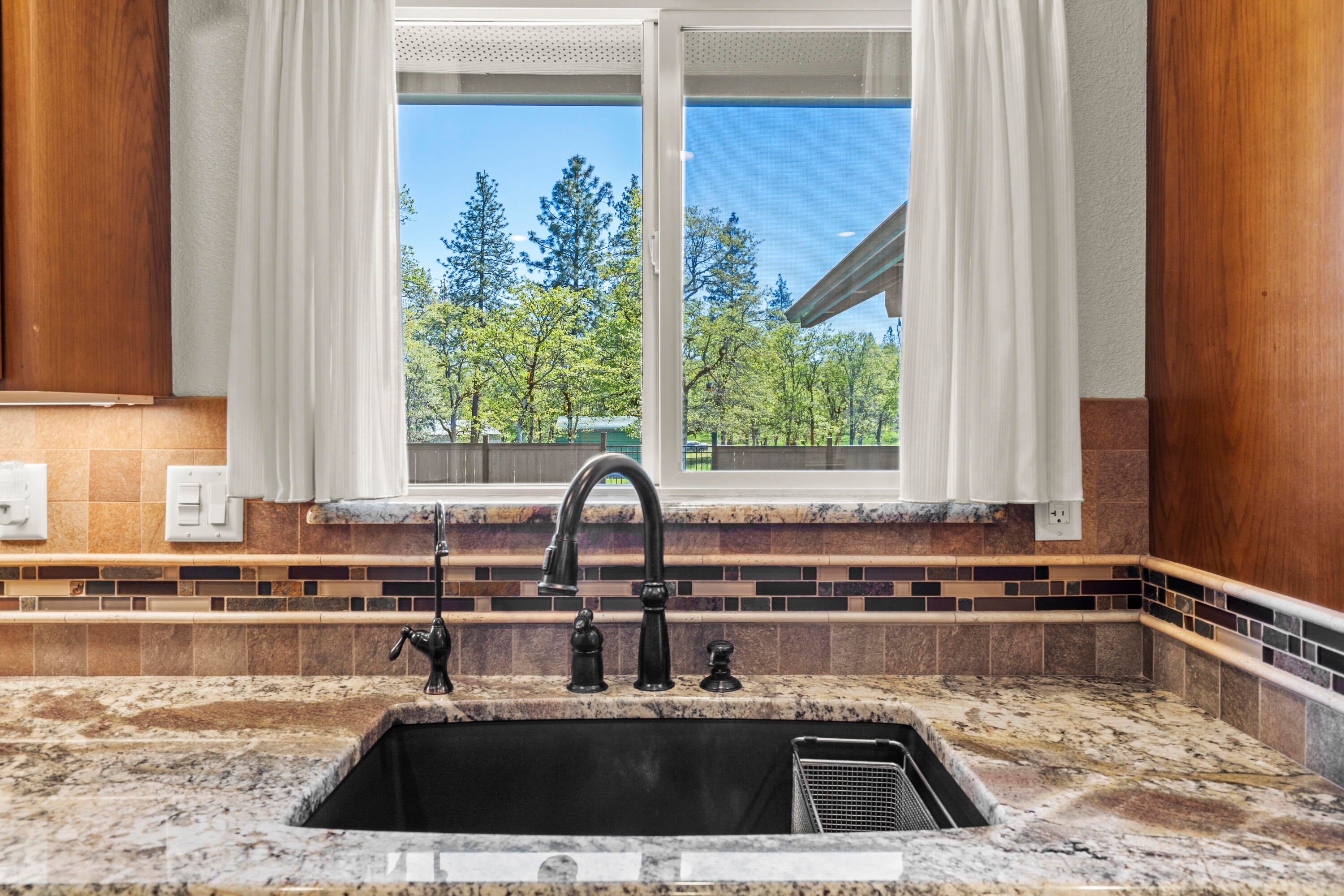 393 Bond Road Shady Cove, OR 97539 - Photo 21 of 40 Kitchen