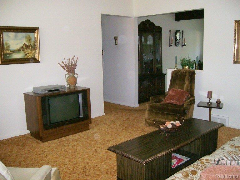 623 Elizabeth Street Rochester, MI 48307 - Photo 8 of 10 eliz - living room