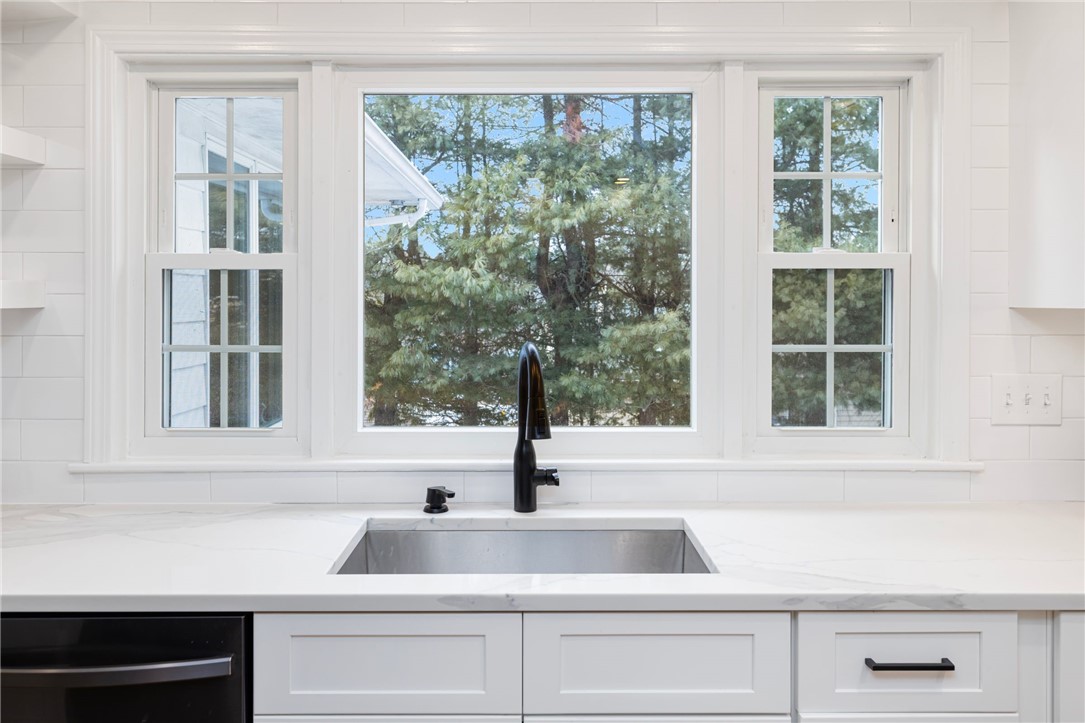 83 Freedom Drive Cranston, RI 02920 - Photo 15 of 50