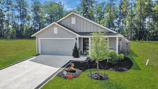 a view of a house with backyard and garden