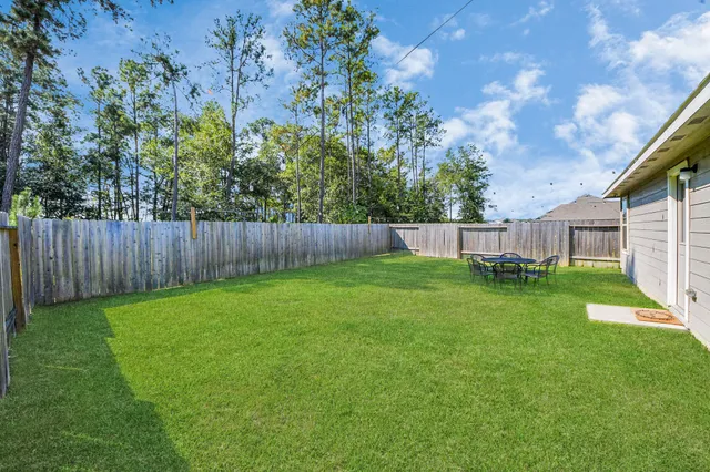 a view of a house with backyard and garden