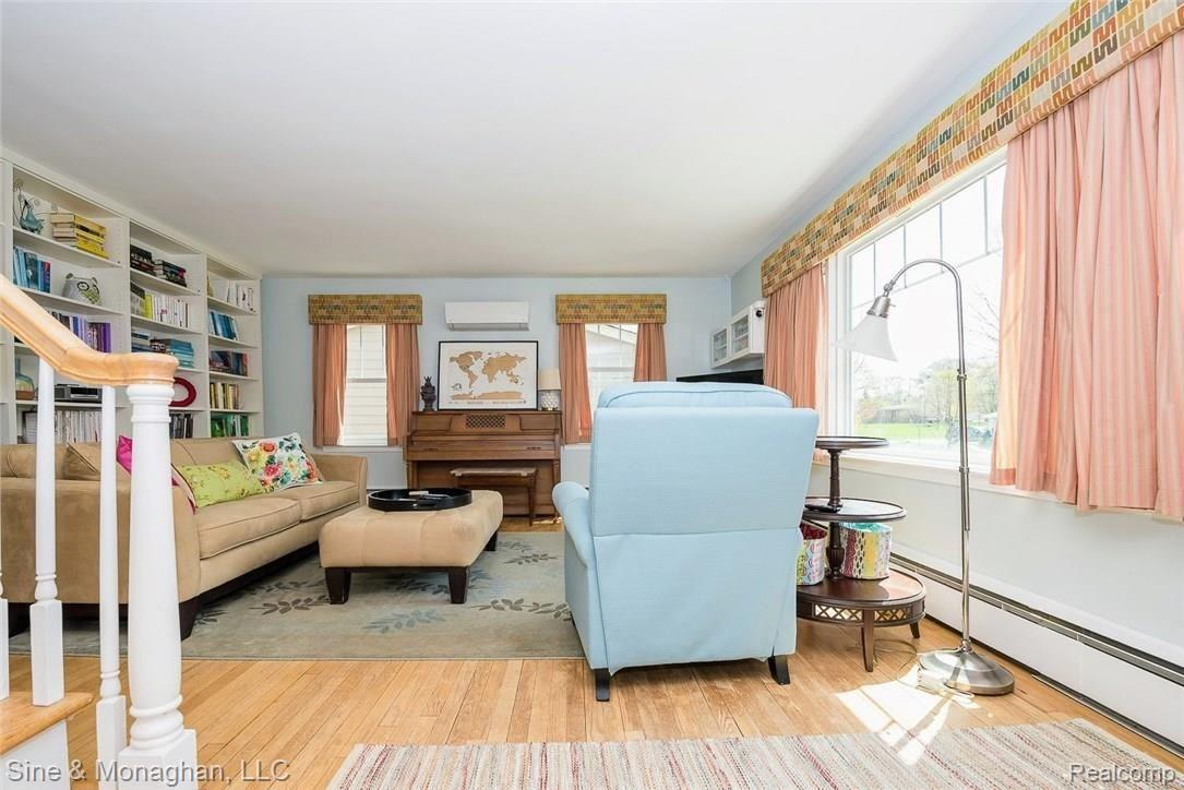357 Terry Avenue Rochester, MI 48307 - Photo 6 of 25 Spacious Living Room