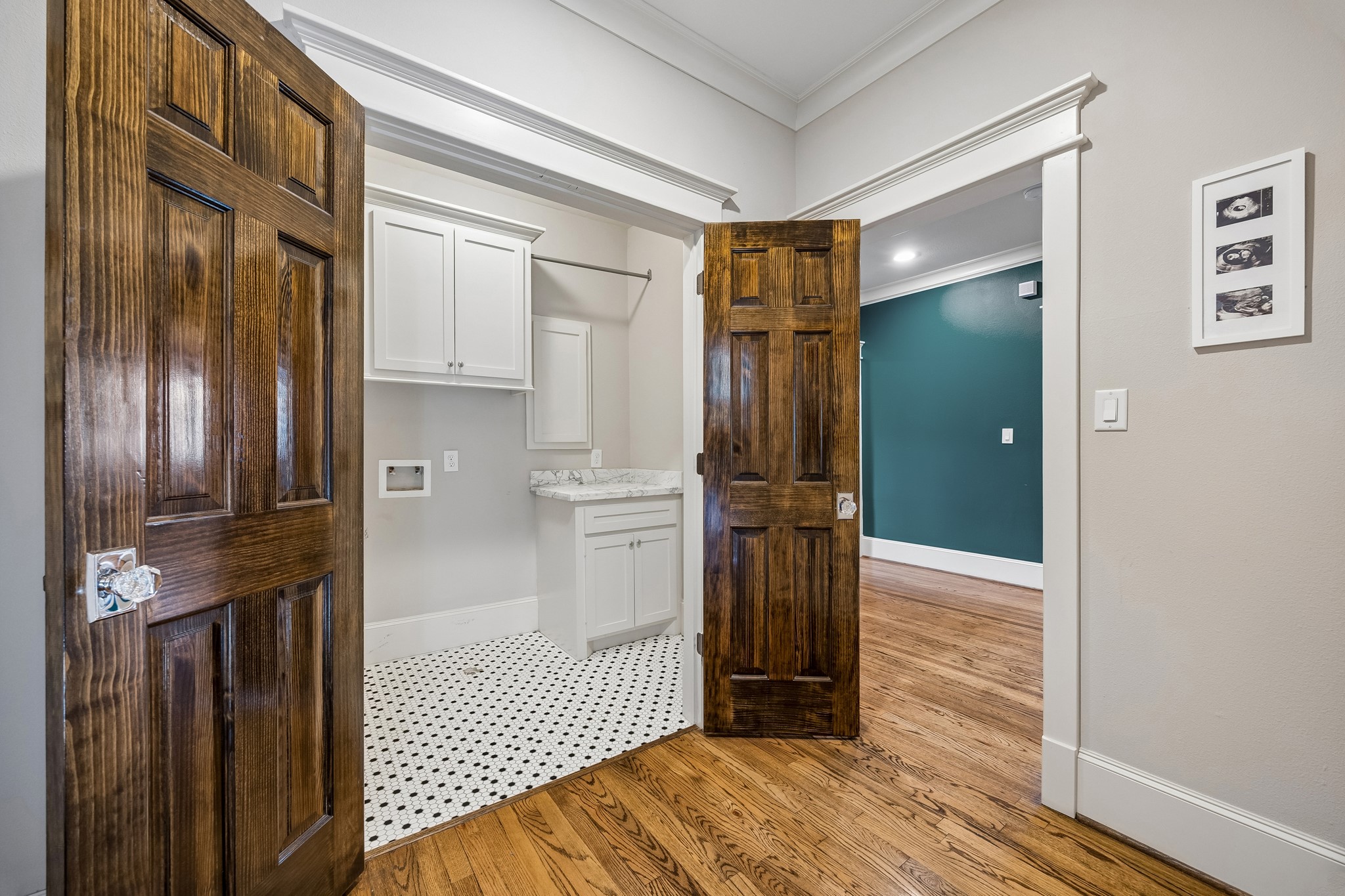 335 West 23rd Street Houston, TX 77008 - Photo 29 of 40 a view of a hallway with wooden floor and staircase