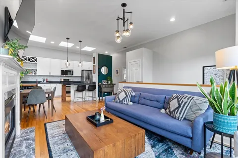 $599,000 | 3051 North Clifton Avenue, Unit 3, Chicago, IL 60657