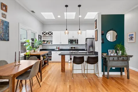 $599,000 | 3051 North Clifton Avenue, Unit 3, Chicago, IL 60657