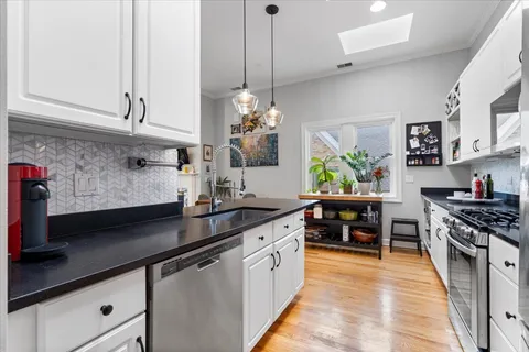 $599,000 | 3051 North Clifton Avenue, Unit 3, Chicago, IL 60657