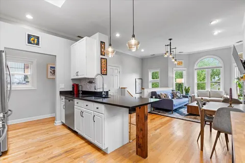 $599,000 | 3051 North Clifton Avenue, Unit 3, Chicago, IL 60657