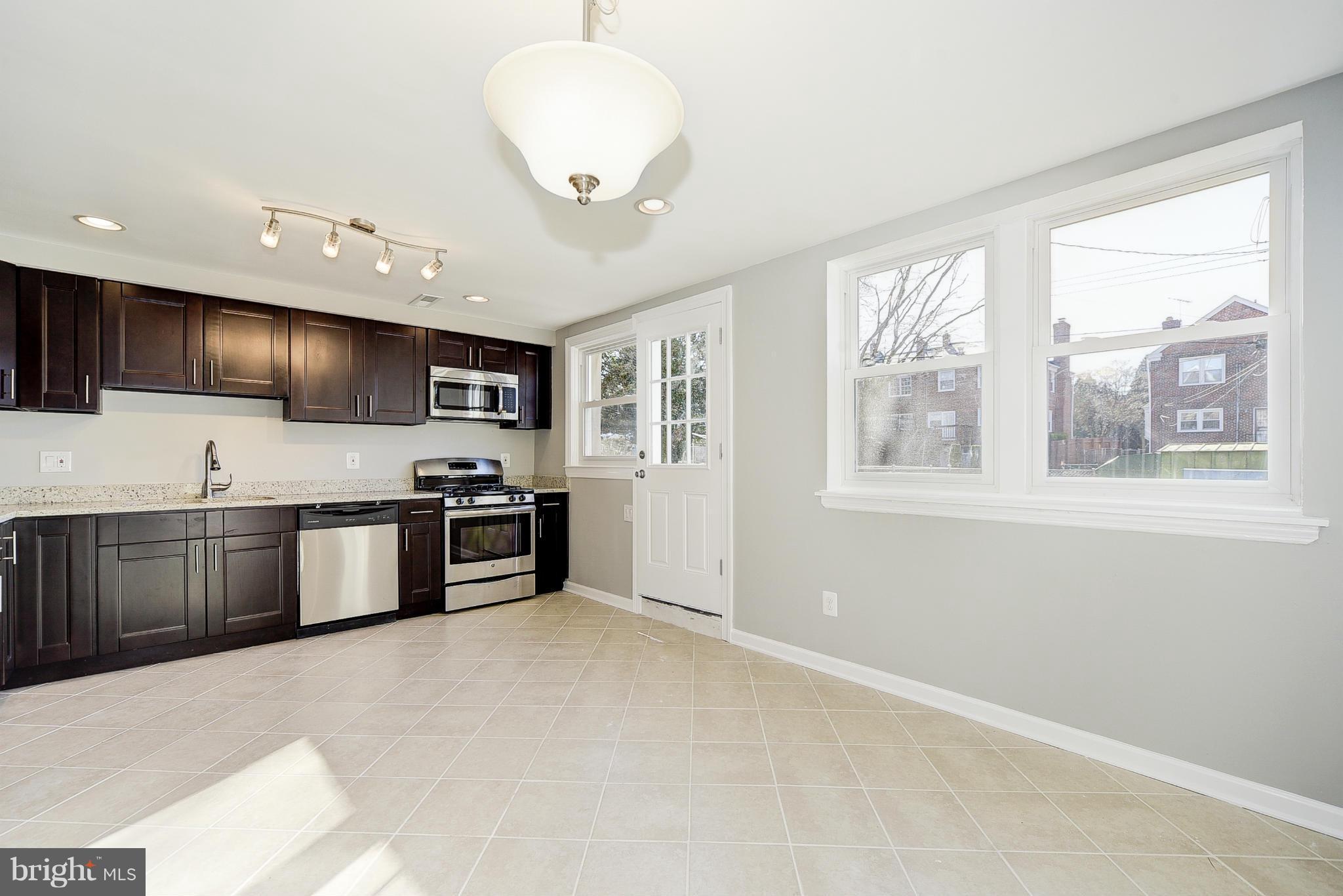 1613 Heathfield Road Baltimore, MD 21239 - Photo 3 of 30 Kitchen