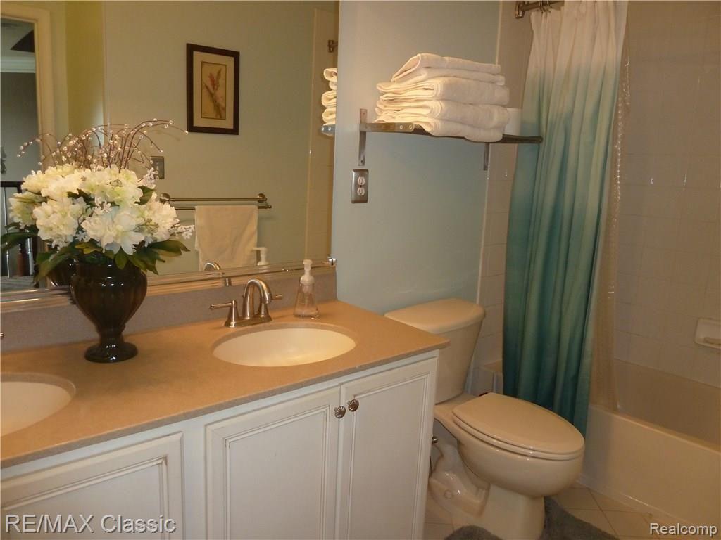 24825 Reeds Pointe Drive, Unit 27 Novi, MI 48374 - Photo 40 of 60 P1040673 - Copy.JPG