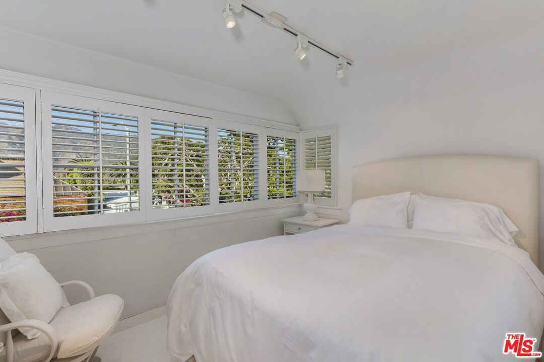 23430 Malibu Colony Road, Unit 95 Malibu, CA 90265 - Photo 35 of 35 a bedroom with a bed and a large window