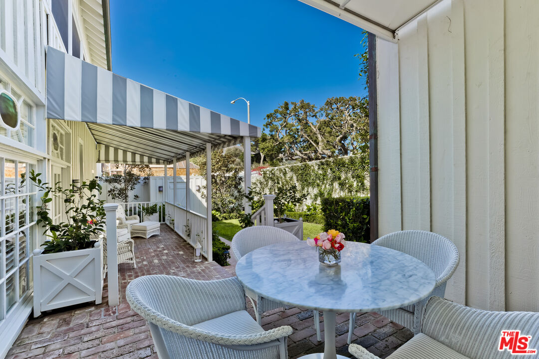 23430 Malibu Colony Road, Unit 95 Malibu, CA 90265 - Photo 5 of 35 a backyard of a house with table and chairs
