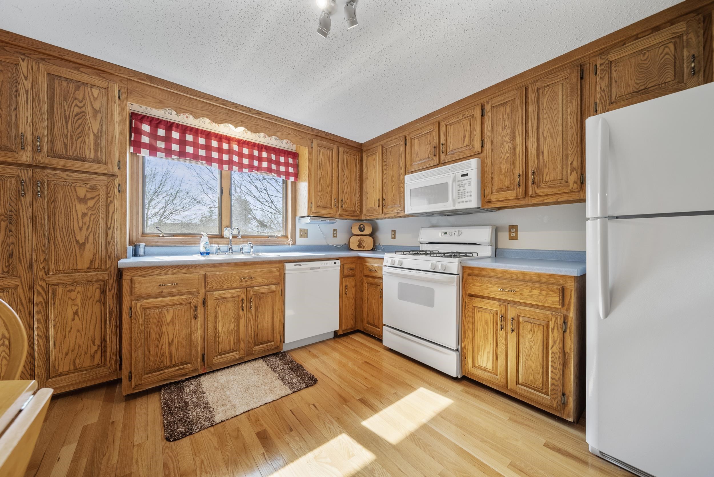 11 Gloucester Lane Nashua, NH 03063 - Photo 8 of 29