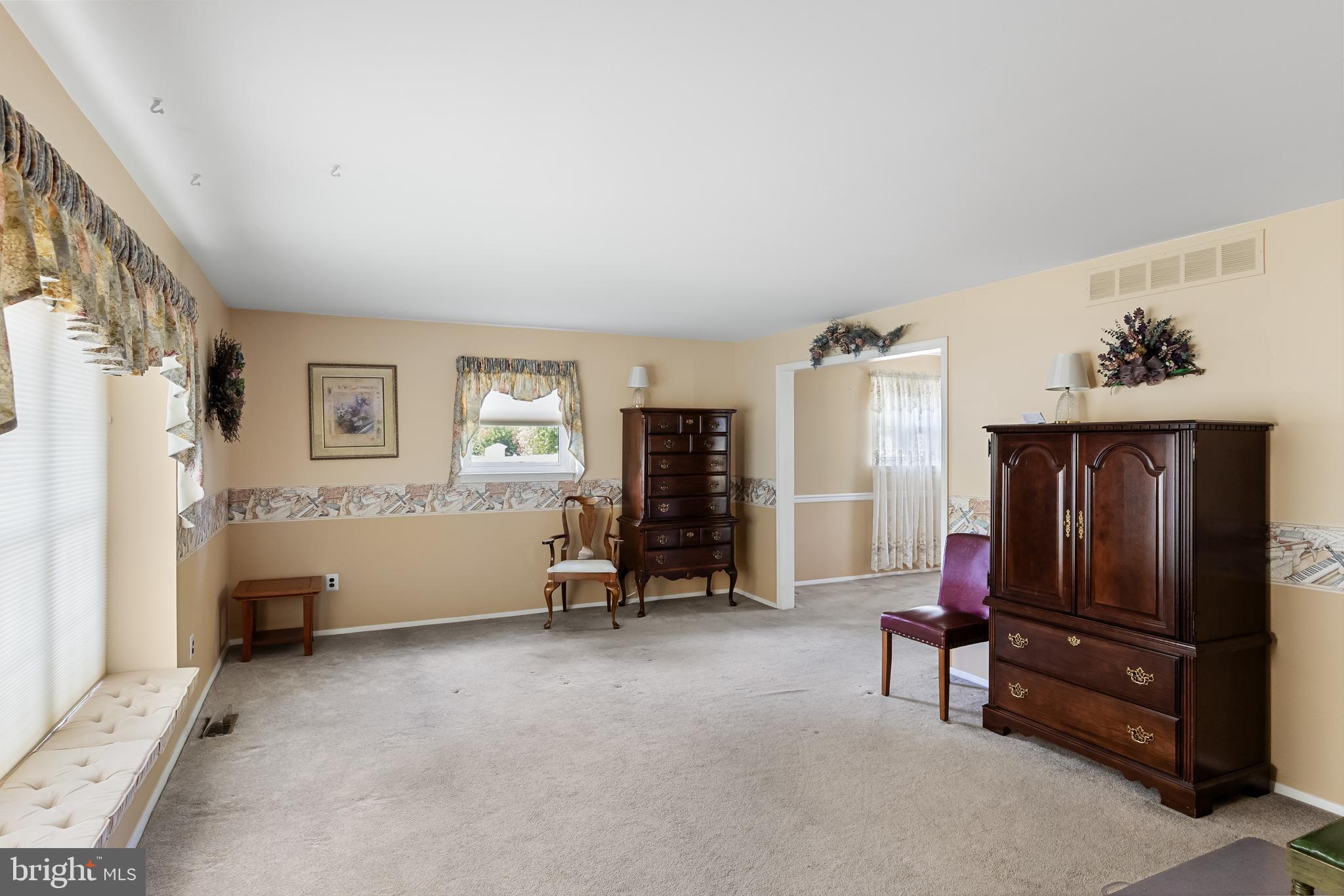 152 Coopers Kill Road Delran, NJ 08075 - Photo 5 of 24 Living Room