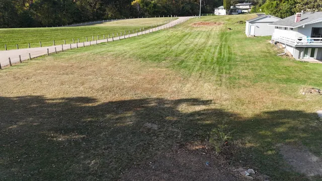 a view of a yard with a house