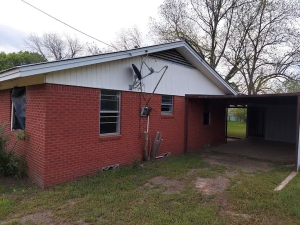 a front view of house with yard