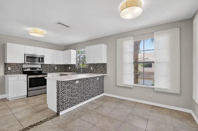 $4,000 | 6769 Montego Bay Boulevard, Unit F, Boca Raton, FL 33433