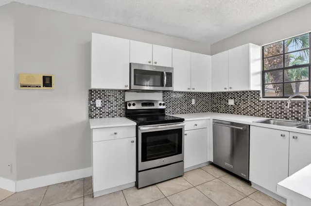 $4,000 | 6769 Montego Bay Boulevard, Unit F, Boca Raton, FL 33433