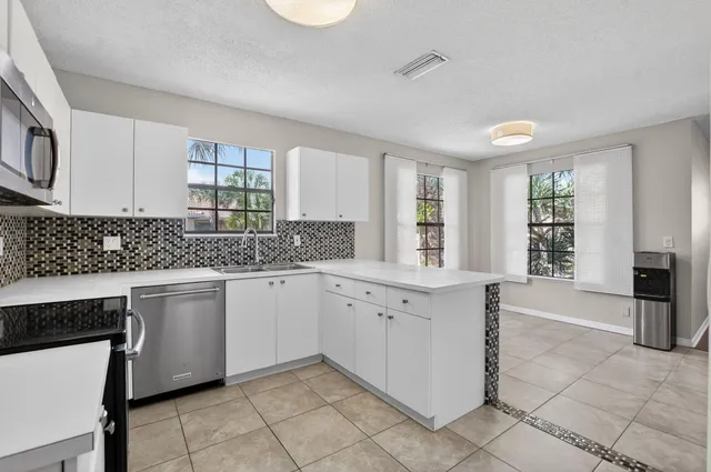 $4,000 | 6769 Montego Bay Boulevard, Unit F, Boca Raton, FL 33433