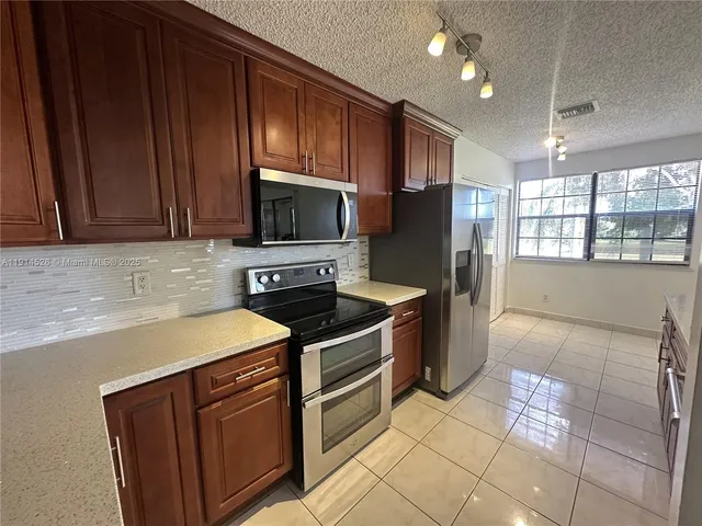 $3,000 | 501 Southwest 158th Terrace, Unit 204, Pembroke Pines, FL 33027