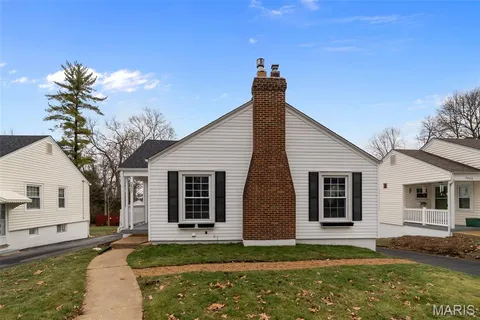 $384,900 | 2800 Manderly Drive, St. Louis, MO 63144