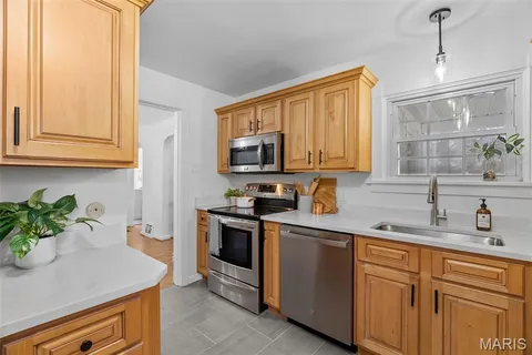 $384,900 | 2800 Manderly Drive, St. Louis, MO 63144