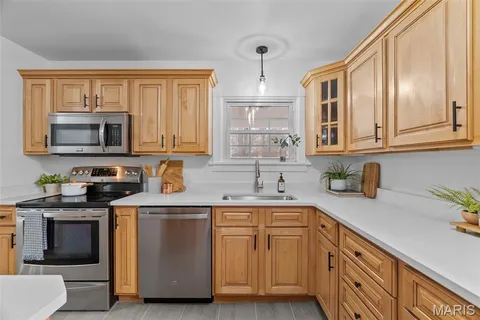 $384,900 | 2800 Manderly Drive, St. Louis, MO 63144