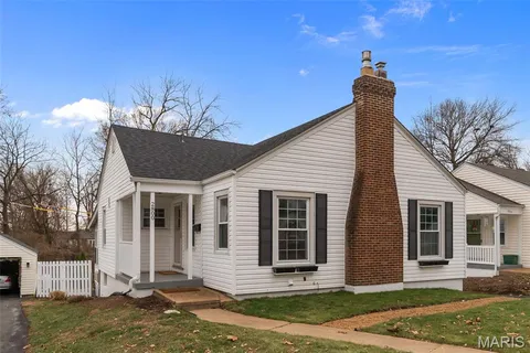 $384,900 | 2800 Manderly Drive, St. Louis, MO 63144