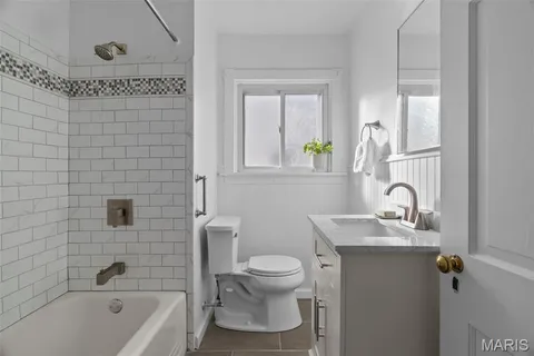 $384,900 | 2800 Manderly Drive, St. Louis, MO 63144