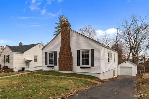 $384,900 | 2800 Manderly Drive, St. Louis, MO 63144