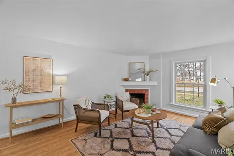 $384,900 | 2800 Manderly Drive, St. Louis, MO 63144