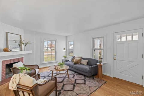 $384,900 | 2800 Manderly Drive, St. Louis, MO 63144