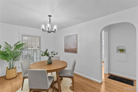 $384,900 | 2800 Manderly Drive, St. Louis, MO 63144