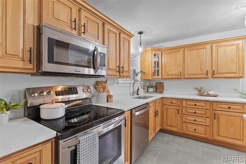 $384,900 | 2800 Manderly Drive, St. Louis, MO 63144