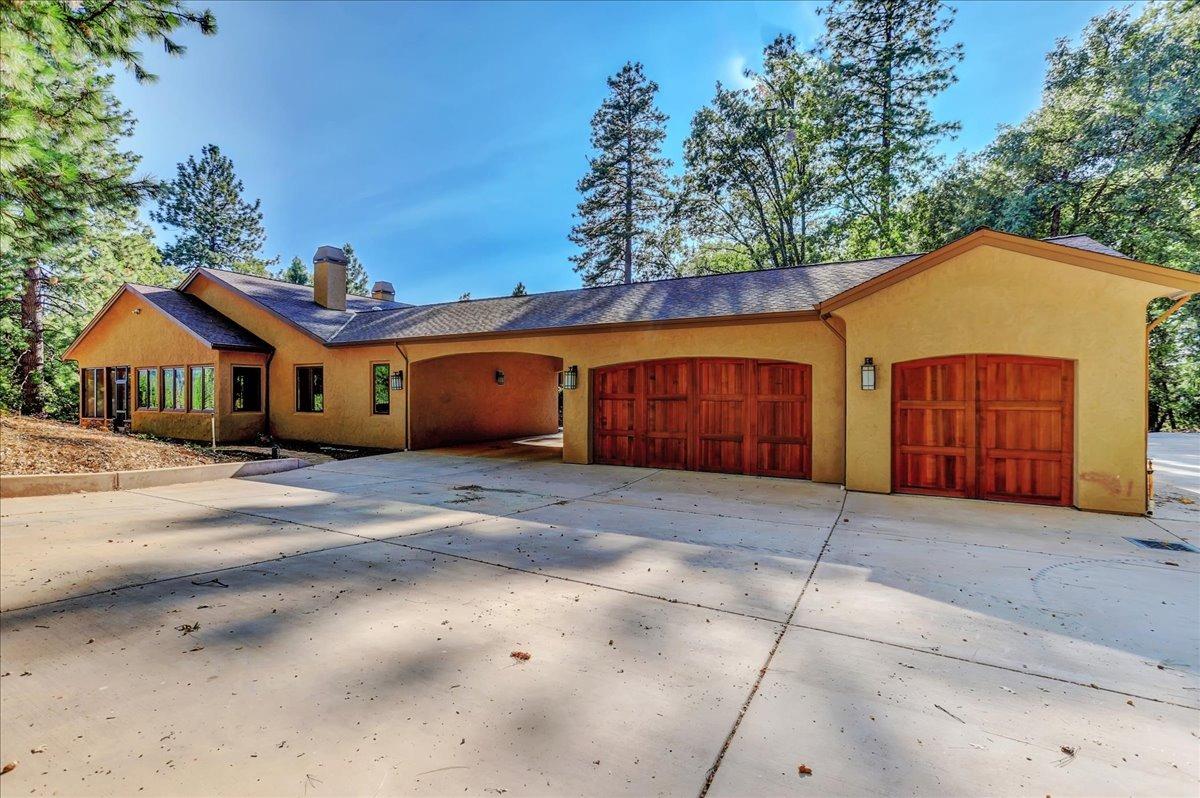 18955 Lake City Road Nevada City, CA 95959 - Photo 2 of 99 a front view of a house with a yard