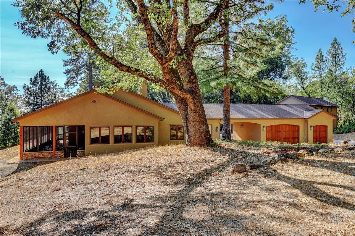 18955 Lake City Road Nevada City, CA 95959 - Photo 68 of 99 a front view of a house with a yard