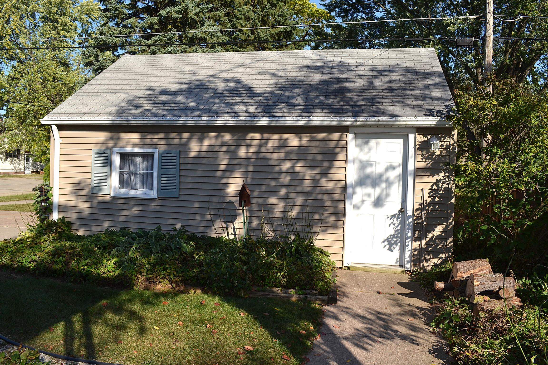 655 West 19th Avenue Oshkosh, WI 54902 - Photo 8 of 36