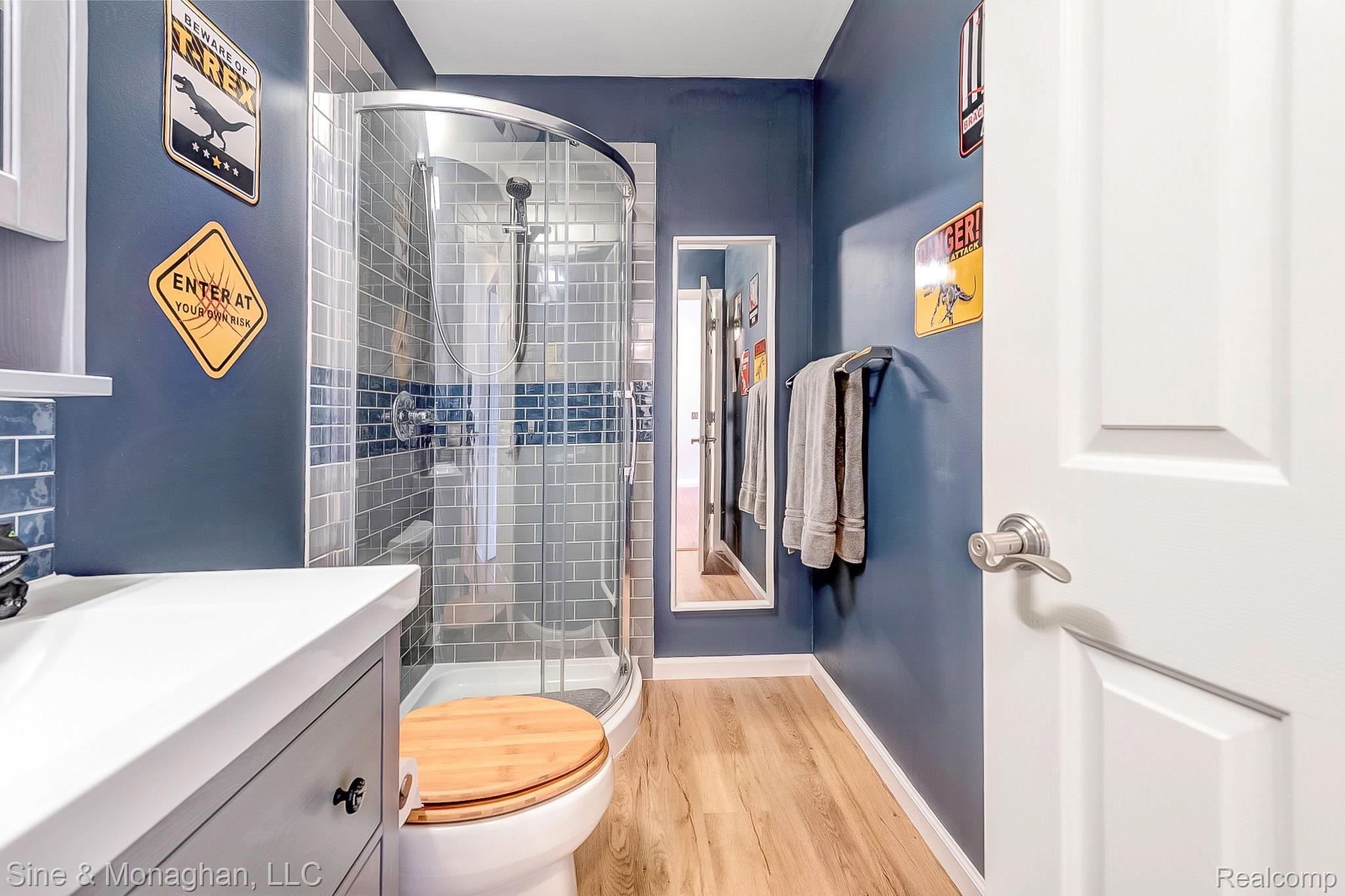 3248 Wren Lane Rochester, MI 48309 - Photo 37 of 65 Renovated hallway bath with cool fixtures