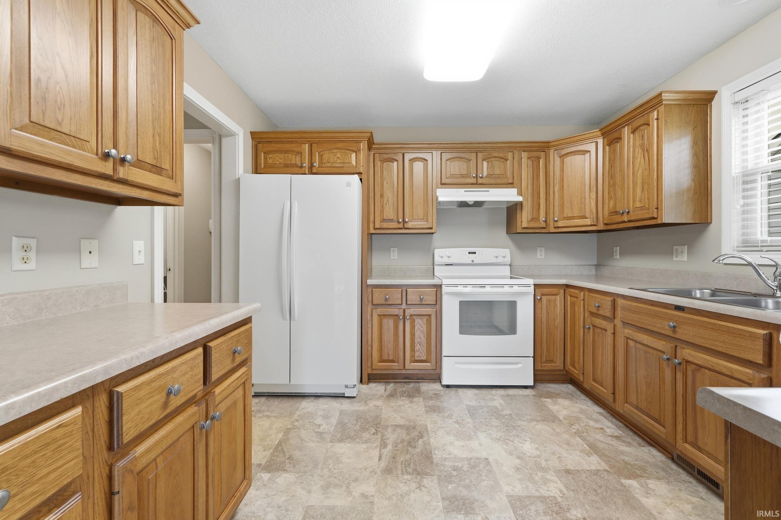 2327 Barcroft Court Fort Wayne, IN 46804 - Photo 10 of 36